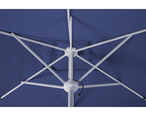 Unteransicht eines geöffneten Sonnenschirms mit Gestell