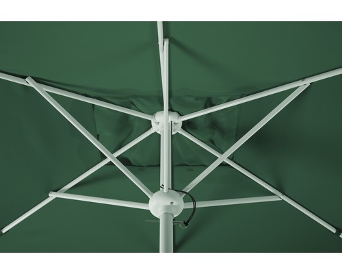 Detailansicht von unten eines Gartenschirms mit Streben und Bespannung