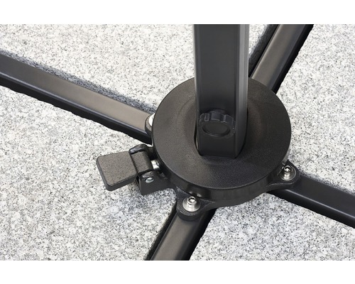 Vue détaillée d''un pied de parasol avec pied en croix et vis de blocage