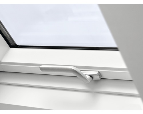 Detailansicht eines geöffneten Dachfensters mit Griff