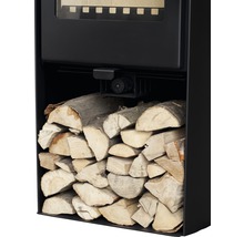 Detailansicht eines Kaminofens mit Holzscheiten im Holzfach.