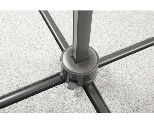 Detailansicht eines Sonnenschirmständers auf Terrassenplatten