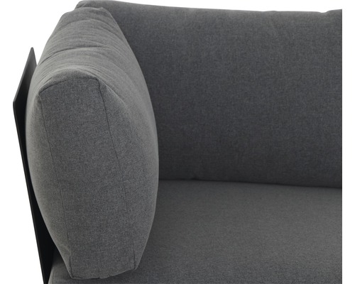 Detailansicht eines grauen Stoffsofas mit Armlehne