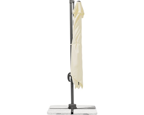 Geschlossener Ampelschirm mit Schirmständer