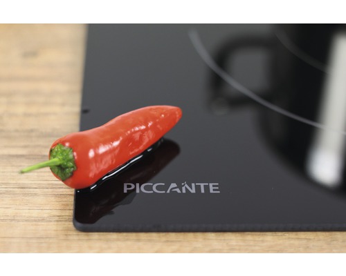 Piment rouge sur une plaque de cuisson noire de la marque Piccante