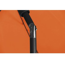 Vue détaillée d''un parasol avec armature noire et abat-jour orange.