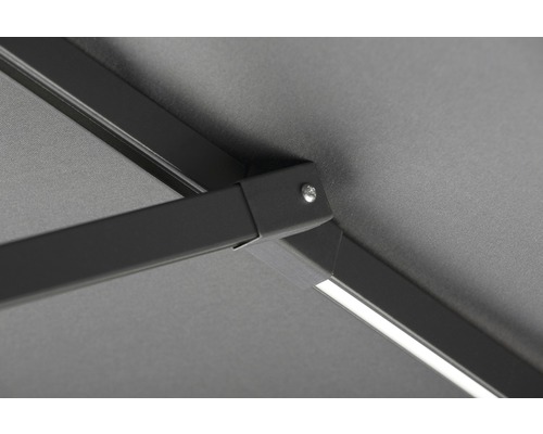 Detailansicht eines Sonnenschirms mit Gestell und Stoffbespannung