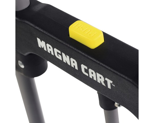 Vue détaillée d''un chariot de transport Magna Cart avec bouton-poussoir jaune
