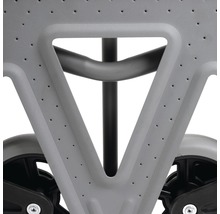 Détail d''un chariot de transport avec roues et surface perforée