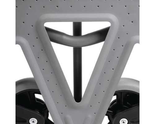 Détail d''un chariot de transport avec roues et surface perforée