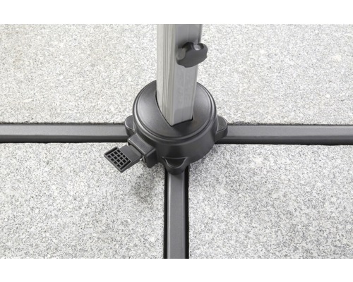 Detailaufnahme eines Sonnenschirmständers auf einer Steinplatte