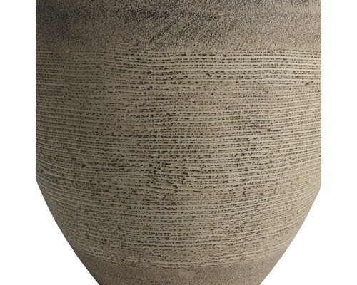 Detailansicht einer Pflanzvase mit horizontalen Linien