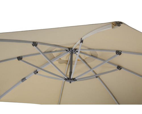 Ansicht von unten eines rechteckigen Sonnenschirms mit hellem Bezug und silberfarbenem Gestell