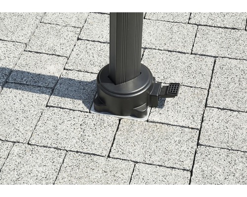 Detailansicht eines Mastfußes auf Pflastersteinen