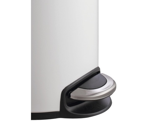 Gros plan d''une poubelle à pédale avec pédale