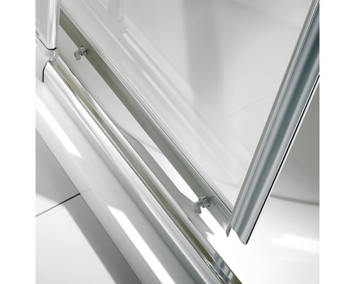 Detailansicht einer Duschkabine mit klaren Glasscheiben und silberfarbenen Rahmenprofilen