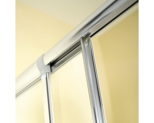 Detail einer Duschkabine mit Schiebetür und Metallrahmen