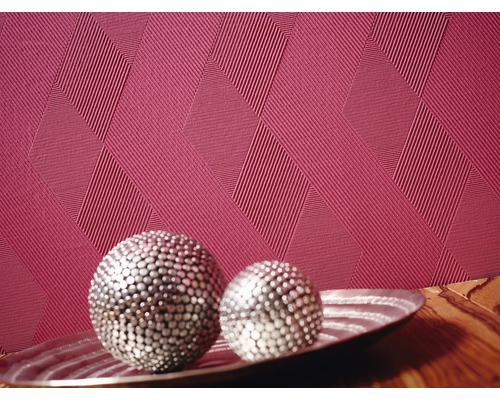 Tapete mit geometrischem Muster und zwei dekorativen Kugeln