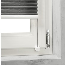 Vue détaillée d''une fenêtre avec store plissé gris et éléments de commande