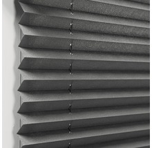 Gros plan d''un store plissé gris pour la décoration de fenêtre et la protection solaire.