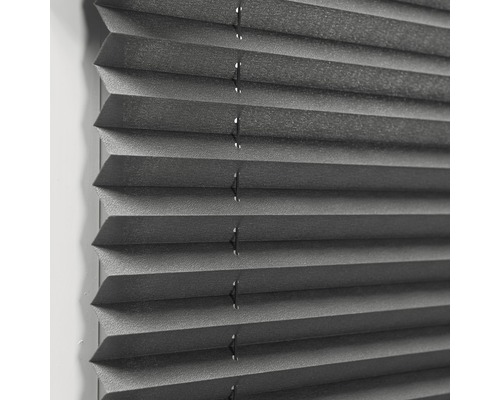 Gros plan d''un store plissé gris pour la décoration de fenêtre et la protection solaire.