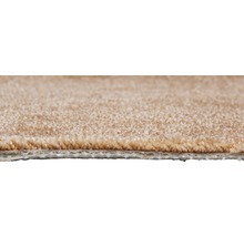 Nahaufnahme eines beigen Teppichs, der die Textur und den Flor zeigt.