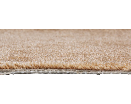 Nahaufnahme eines beigen Teppichs, der die Textur und den Flor zeigt.