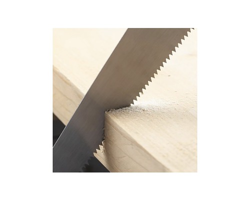 Handsäge beim Sägen eines Holzstücks