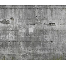 Betonwand mit beschädigter Oberfläche und rechteckigem Ausschnitt