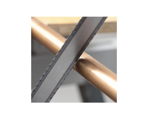 Metallsäge schneidet Kupferrohr