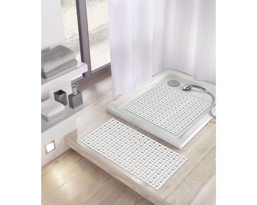Salle de bains avec tapis de douche et tapis de bain