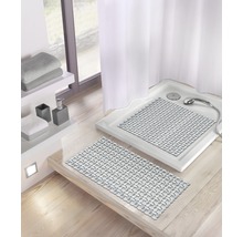 Badezimmer mit Duschmatte und Badewannenmatte für mehr Sicherheit