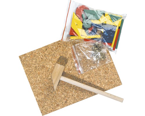 Jeu de marteau avec plaque de liège, marteau, clous et formes en bois colorées