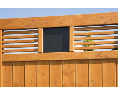 Holzzaun mit Sichtschutzelement und Schiefertafel