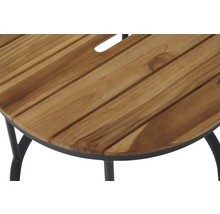 Vue détaillée d''une table de jardin en bois et métal