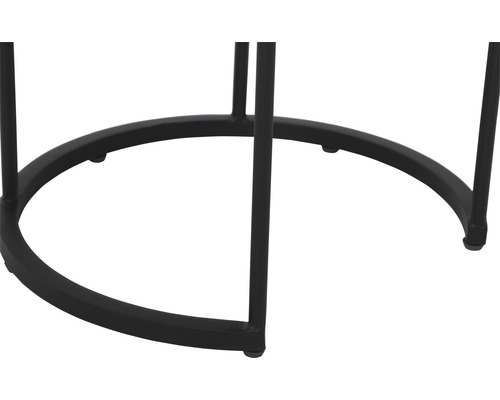 Gros plan du cadre en métal noir d''une table d''appoint.