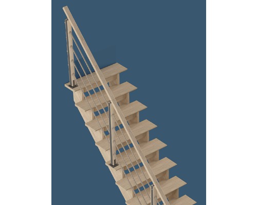 Holztreppe mit Metallgeländer