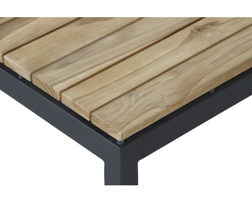 Vue détaillée d''un plateau de table de jardin en bois avec un cadre en métal