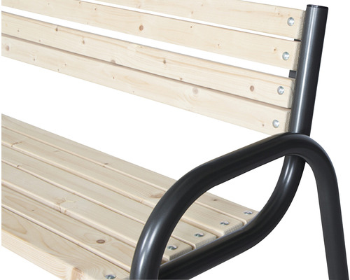 Detailaufnahme einer Gartenbank mit Holzlatten und Metallgestell