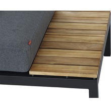 Détail d''un lit de jardin avec coussin gris et espace de rangement en bois