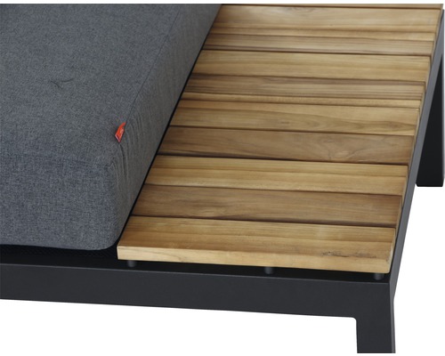 Détail d''un lit de jardin avec coussin gris et espace de rangement en bois