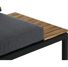 Gros plan d''un fauteuil de jardin avec rembourrage gris et dessus en bois sur un cadre en métal noir.