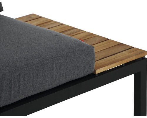 Gros plan d''un fauteuil de jardin avec rembourrage gris et dessus en bois sur un cadre en métal noir.