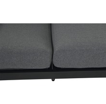 Gros plan de coussins de meubles de jardin sur un canapé