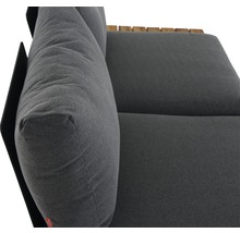 Gros plan d''un canapé gris avec coussins et accoudoir en bois