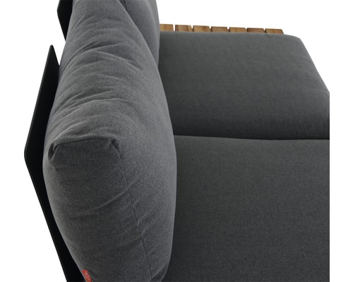 Gros plan d''un canapé gris avec coussins et accoudoir en bois