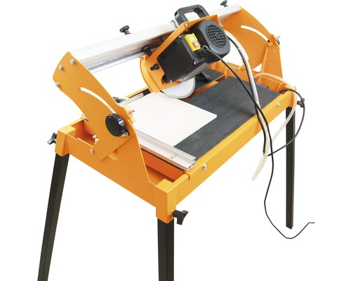 Fliesenschneidmaschine mit Flieseneinsatz auf Arbeitstisch