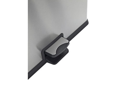 Vue détaillée d''une poubelle à pédale en acier inoxydable avec mécanisme à pédale