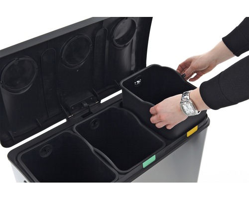 Système de tri des déchets avec trois bacs et une personne insérant un bac