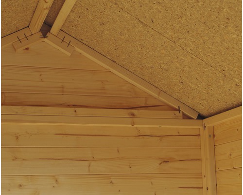 Detailansicht des Innenraums eines Holzhauses mit Dachkonstruktion